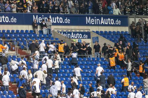 Schalker (weiße Shirts) und Frankfurter Fans prügeln sich nach dem Spiel auf der Tribüne.