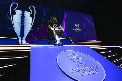 Die Trophäe wird vor der Auslosung der Champions League für die Fotografen ausgestellt.  Foto: Emrah Gurel/AP/dpa 