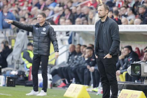 Angespannt an der Seitenlinie: 05-Coach Bo Svensson (rechts) und Oliver Glasner, der Frankfurter Trainer.