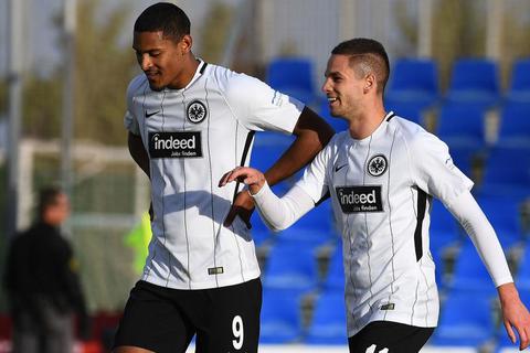 Mijat Gacinovic (r.) und Sebastien Haller nach dem 3:0 für die Eintracht. Foto: Jan Hübner 
