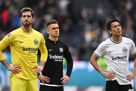 Frankfurts Torwart Kevin Trapp (l-r), Rafael Santos Borré und Makoto Hasebe nach einem verlorenen Ligaspiel der Eintracht aus der vergangenen Saison.