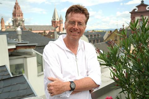 Über den Dächern von Mainz: Carsten Kühl auf der Terrasse seiner Wohnung. Foto: Felix Ostermann