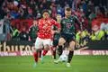 05-Talent Armindo Sieb (links) im Duell mit Bayern Münchens Eric Dier. 