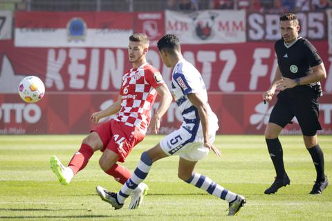 Tom Krauß (links, gegen Santiago Castaneda) hat im Testspiel der 05er gegen den MSV Duisburg Pluspunkte gesammelt.