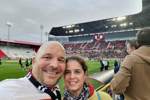 Da war noch alles gut: Alexander und Katja Markert machen ein Selfie im Stadion in Antwerpen. Foto: Markert