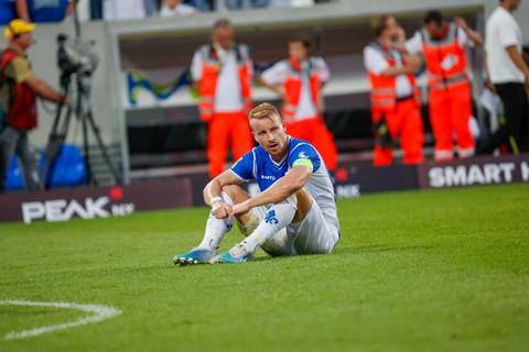 Fabian Holland ist geschafft nach dem Spiel gegen Borussia Mönchengladbach. Das 3:3-Unentschieden: eine Achterbahn der Gefühle.