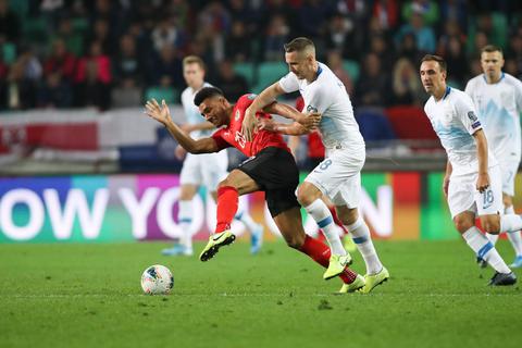 Hat am Sonntagabend mit Österreich einen 1:0-Erfolg in Slowenien gefeiert: Angreifer Karim Onisiwo (links, hier im Duell mit Jasmin Kurtic). Foto: imago