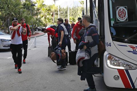 Ankunft in Marbella: Die Profis des 1. FSV Mainz 05 beziehen das Trainingslager. Foto: rscp / René Vigneron