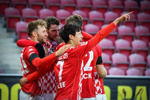 Jubel! Jae-sung Lee erzielt das 1:0 gegen die TSG Hoffenheim und die Mainzer Spieler feiern zusammen. Foto: Lukas Görlach
