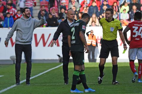 Schiedsrichter Felix Brych gab Trainer Sandro Schwarz in der Partie gegen den VfL Wolfsburg die gelb-rote Karte. Foto: Sascha Kopp