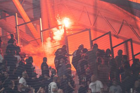 Immer wieder flog in Marseille brennende Pyrotechnik in den Frankfurter Fan-Block.  Foto: dpa