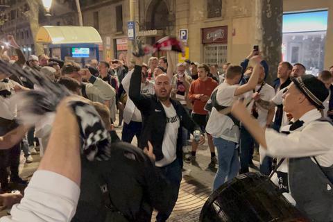 Bis in die Morgenstunden feiern Fans von Eintracht Frankfurt in Barcelona den Einzug ins Halbfinale der Europa League.  Foto: Nadine Peter