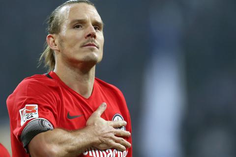 Frankfurter Stürmerlegende: Alex Meier fasst sich an das Eintracht-Wappen. Foto: dpa