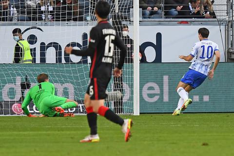 Eintracht-Keeper Kevin Trapp ist geschlagen: Jurgen Ekkelenkamp erzielt das zweite Tor für Hertha BSC. Foto: Jan Huebner