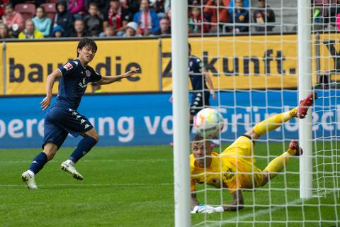 Der Schlusspunkt: Jae-sung Lee trifft zum umjubelten 2:1-Sieg von Mainz 05. Augsburgs Torwart Rafael Gikiewicz kann das Tor nicht mehr verhindern. Foto: dpa/Stefan Puchner