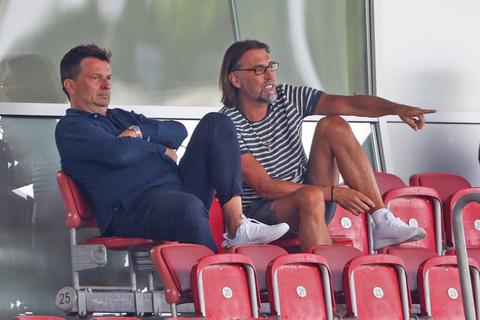 Seit 2020 ist Christian Heidel als Sportvorstand wieder zurück in Mainz: Mit Sportdirektor Martin Schmidt (rechts) und Trainer Bo Svensson schaffte er im Frühjahr 2021 das "Mainzer Wunder".