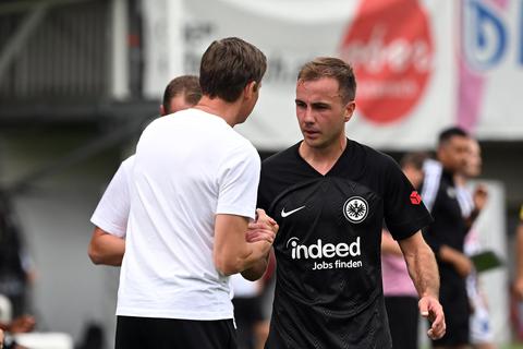 Eintracht Frankfurts Trainer Oliver Glasner mit Neuzugang Mario Götze. Foto: Jan Hübner