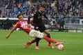 Schafft mit seiner körperbetonten Spielweise Räume, in die seine Mitspieler reinstoßen können: Karim Onisiwo, hier im Zweikampf mit Bielefelds Andres Andrade.