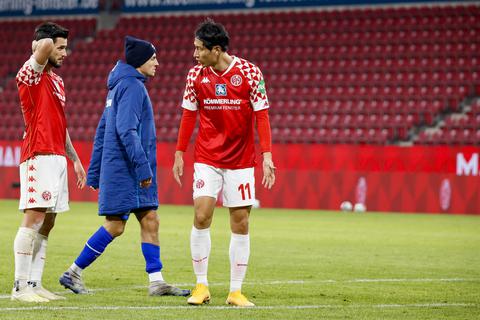 Dong-won Ji (rechts) soll bis Saisonende an Braunschweig verliehen werden. Foto: Sascha Kopp