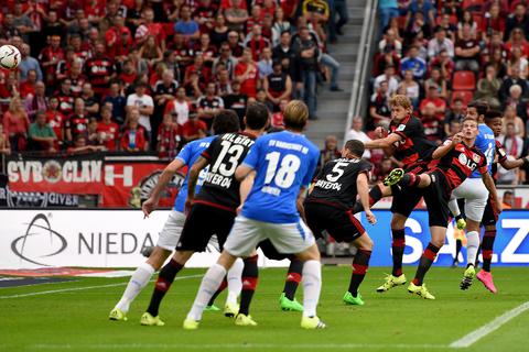 „Der erste Siegtorschütze in der Bundesliga nach so vielen Jahren zu sein, das war schon schön“: Aytac Sulu (ganz rechts) trifft im September 2015 nach acht Minuten zum 1:0 bei Bayer Leverkusen. So stand es auch am Spielende.
