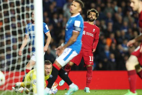Liverpools Mohamed Salah (2.v.r) erzielt an Rangers-Torhüter Allan McGregor vorbei das vierte Tor seiner Mannschaft. © Scott Heppell/AP/dpa