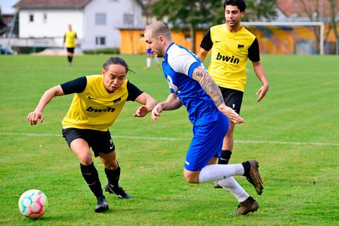 Das Nachsehen hat Quac Hung Ngo (links) vom SV 07 Geinsheim in dieser Szene gegen Langstadts Jannik Heßler. © Peter Henrich