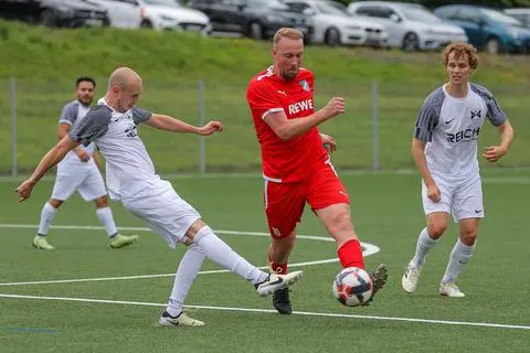 Jan Pokel (Mitte) legte für die SG Obere Dill das 1:0 und das 2:0 vor. In dieser Szene klärt der Wissenbacher Til Hartmann (l.) vor dem heraneilenden Spieler der Gäste, beobachtet von Lennart Schaab (r.). Foto: Jonathan Ortmann
