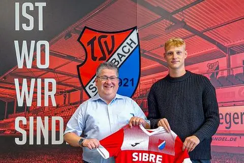 Neu beim TSV Steinbach Haiger: Geschäftsführer Giuseppe Lepore präsentiert Neuzugang Jakob Pfahl. 