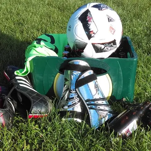 Nach dem Fußball steht auf vielen Sportplätzen eine Kiste bereit - eine für die Gastgeber, eine für die Gastmannschaft. Womit sie bestückt wird und welche ungeschriebenen Gesetze gelten, ist eine Wissenschaft für sich.