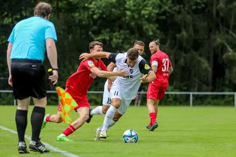 Auf und davon: Serkan Firat (weißes Trikot) vom TSV Steinbach Haiger entwischt seinem Kölner Gegenspieler. 