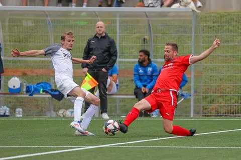 Wissenbachs Paul Krombach (l.) im Duell gegen Obere Dills Lukas Becker (r.). Foto: Jonathan Ortmann