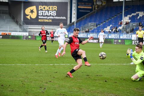 Derzeit in Topform: Thijmen Goppel (links) hat die vergangenen vier Treffer des SV Wehen Wiesbaden – drei davon hat Gustaf Nilsson erzielt – allesamt vorbereitet. Foto: rscp/Corinna Beck