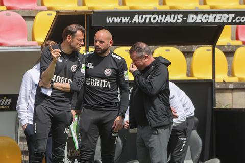 In Elversberg hat der SVWW um Coach Markus Kauczinski (rechts) sowie die Co-Trainer Nils Döring (links) und Giuliano Modica ein Remis geholt – das nun sehr wertvoll sein könnte. Foto: Paul Kufahl/rscp-photo