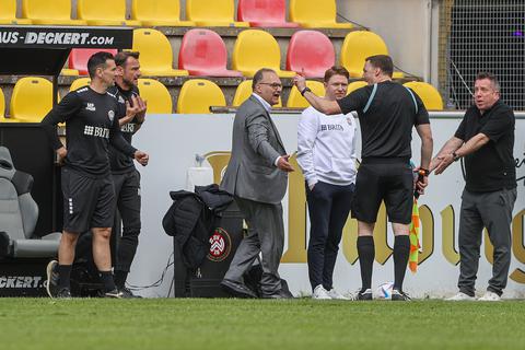 Redebedarf: SVWW-Trainer Markus Kauczinski (rechts), Geschäftsführer Nico Schäfer (links) und der Sportliche Leiter Paul Fernie sind in Elversberg nicht mit allen Entscheidungen der Unparteiischen zufrieden gewesen.
