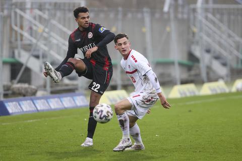 Marvin Ajani vom SV Wehen Wiesbaden klärt den Ball vor Münchens Omar Sijaric. Foto: Paul Kufahl / rscp-photo