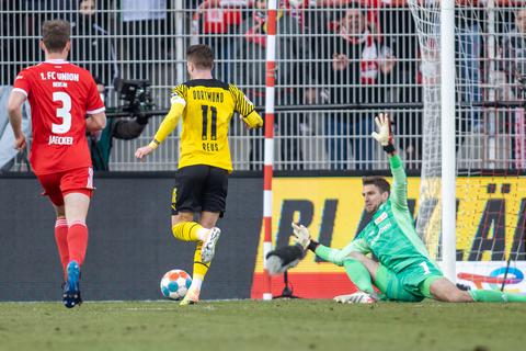 Torwart Andreas Luthe (r. hier im Spiel gegen Dortmund) wechselt von Union Berlin zu Zweiliga-Aufsteiger Kaiserslautern. Archivfoto: Andreas Gora/dpa