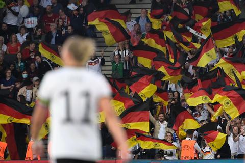 Fans von Deutschland jubeln über das Tor zum 1:0 von Alexandra Popp.  Foto: Sebastian Gollnow/dpa