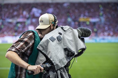 Ein Kameramann filmt vor dem Spiel. Foto: dpa/ Tom Weller