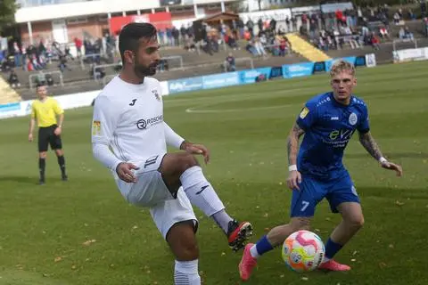 Tolga Duran (l.) und der FC Gießen sind in der Fußball-Regionalliga nach dem Heimsieg gegen Hessen Kassel weiter im Vorwärtsgang unterwegs.