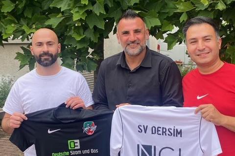 Der neue SG-Trainer Suat Türker (Mitte) mit Co-Trainer Güney Günel (links) und Teammanager Cem Ilhan. Foto: SG Rüsselsheim