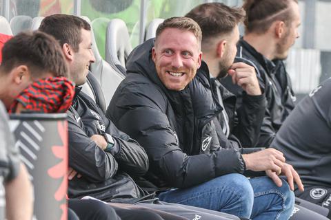 Hat als Sportlicher Leiter der U21 gut lachen: Patrick Ochs freut sich über die Tabellenführung von Eintracht Frankfurt II in der Fußball-Hessenliga Am Sonntag (15 Uhr) gastiert das Team bei Rot-Weiß Walldorf. 