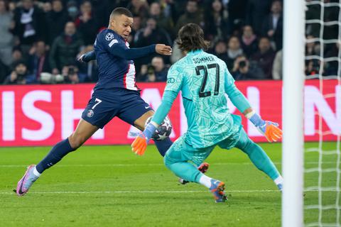 14.02.2023, Frankreich, Paris: Fußball: Champions League, Paris Saint-Germain - Bayern München, K.o.-Runde, Achtelfinale, Hinspiel im Parc des Princes. Kylian Mbappe (l) von Paris und Torwart Yann Sommer von München kämpfen um den Ball. (zu dpa: «Kahn lobt seine Bayern: «Hier in Paris muss man erstmal gewinnen»») Foto: Sven Hoppe/dpa +++ dpa-Bildfunk +++