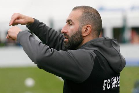 Viele Fingerzeige: Der Gießener Coach Daniyel Cimen zeigt seinen Regionalliga-Fußballern, wo es lang gehen soll. In Aalen reicht es aber wieder nicht zu Punkten. Foto: Ben 