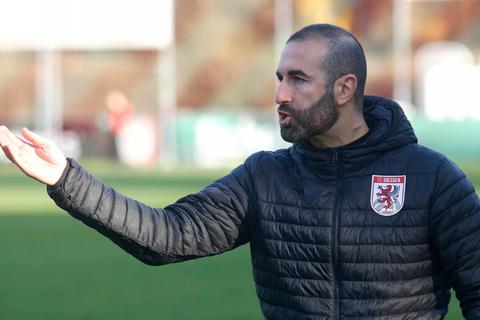 Verfällt noch nicht in Panik: Daniyel Cimen, Trainer des FC Gießen. Foto: Ben 