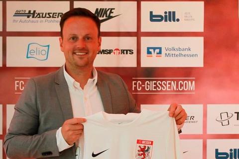 Kein Spieler, darf als Neuzugang aber trotzdem das Trikot des FC Gießen hochhalten: Michèl Magel.    Foto: FC Gießen 