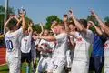 Cleeberg hält den Pokal in den Händen