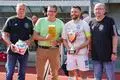 Cleebergs Kapitän Dominik Huisgen hält den Pokal