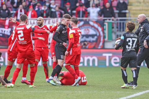 Emotionen auch abseits des Balles: Ruppige Szenen gab es in der Nachspielzeit, nach einem rüden Foul vor der FCK-Trainerbank. Foto: René Vigneron