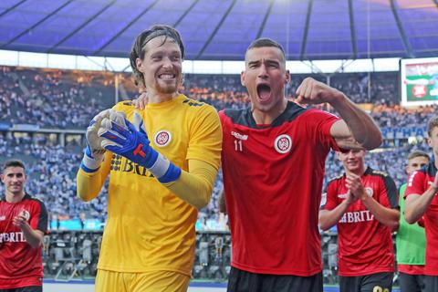 So sehen Sieger aus: Florian Stritzel (links) und Ivan Prtajin bejubeln den 1:0-Auswärtssieg des SV Wehen Wiesbaden im Berliner Olympiastadion bei Hertha BSC.