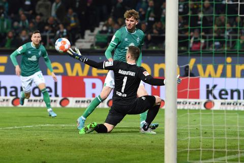Werders Nick Woltemade scheitert an Darmstadts Torhüter Marcel Schuhen.  Foto: Carmen Jaspersen/dpa